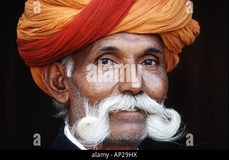 Indien, Rajastan: Porträt eines Mannes mit Beart und turban Stockfoto