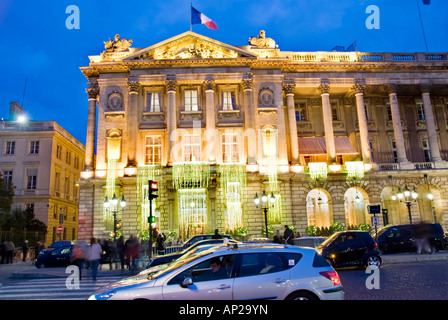 Paris Frankreich, Blick von außen, Deluxe Hotel de Crillon » am Place de la Concorde mit weihnachtlicher Dekoration bei Nacht, Luxusgebäude Stockfoto