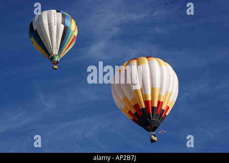 Zwei regelmäßige Heißluftballons abheben von Albuquerque International Balloon Fiesta Stockfoto