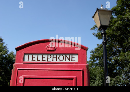 Rote Telefonzelle in ländlicher Umgebung in Bamburgh Northumberland England geschossen Stockfoto