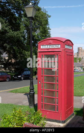 Rote Telefonzelle in ländlicher Umgebung in Bamburgh Northumberland England geschossen Stockfoto