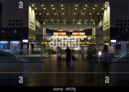 Kyoto Station Eingang bei Nacht Japan Stockfoto