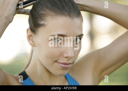 Junge Frau 25 Jahre alt, fixieren ihr Haar, Herr-09-01-07 Stockfoto