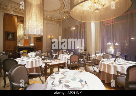 Im Restaurant Alain Ducasse, Hotel Plaza Athenee, Paris, Frankreich Stockfoto