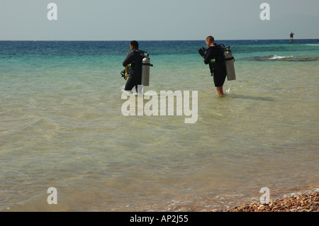 Zwei Taucher geben Sie das Meer in Vorbereitung für einen Tauchgang am Tauchplatz draußen Hilton in Nuweiba Ägypten Stockfoto