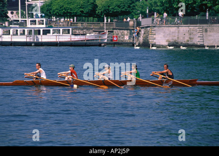 Personen in einem Ruderboot auf dem Zürichsee, Sport, Zürich, Schweiz Stockfoto