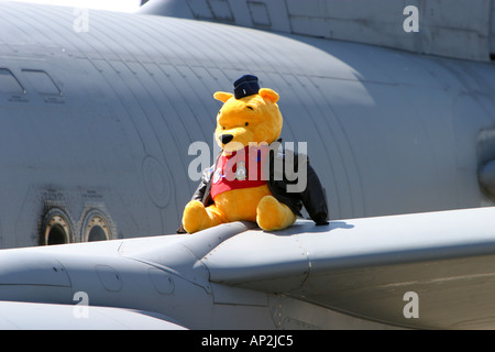 Winnie The Pooh Stofftier auf dem Flügel des Flugzeugs Stockfoto