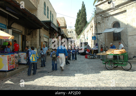 Palästinensische Schuljungen, die Samstagsschule versammeln sich in der traditionellen arabischen gerade haben den Markt in Jerusalem Israel Stockfoto