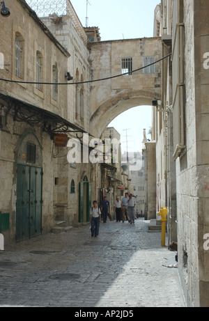 Ein palästinensischer Schuljunge geht durch die Streest der alten Stadt von Jerusalem Israel Stockfoto