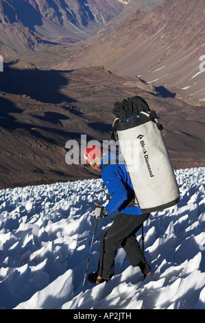 Mann über ein Eisfeld, Cajon del Maipo im Hintergrund, Eisklettern, Chile Stockfoto