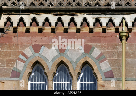 Außenseite der Wohnungen mit interessanten Effekten, die mit verschiedenen bunten Sandsteine Stockfoto