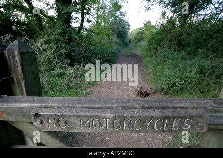 Wanderweg-Zeichen auf ein Tor besagt keine Motorräder Stockfoto