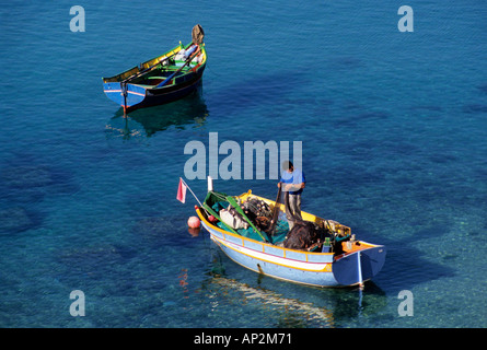 Fischer, die tendenziell Net im Fischerboot Malta Europa Stockfoto