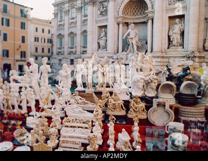 Trevi-Brunnen, die Fontana di Trevi, Souvenirs im Vordergrund, Rom, Italien Stockfoto