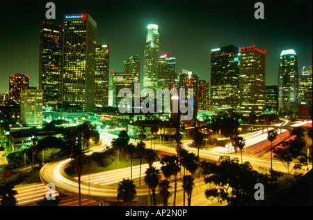 Die Innenstadt von L.A. mit Autobahn 110 bei Nacht, Los Angeles, Kalifornien, USA Stockfoto