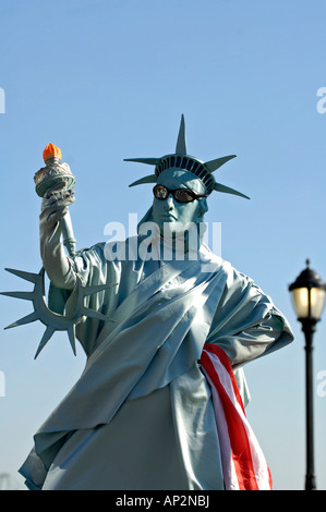 Mann verkleidet als der Statue of Liberty, Souvenirs, New York City, New York, USA Stockfoto