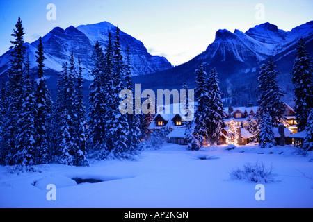 Schnee bedeckt Blockhaus, Hotel Post, Lake Louise, Alberta, Kanada Stockfoto