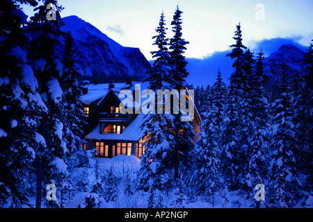 Schnee bedeckt Blockhaus, Hotel Post, Lake Louise, Alberta, Kanada Stockfoto