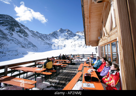 Skifahrer auf der Terrasse ein Bergrestaurant, Almhütte, Lazaunlift Bergstation, Schnalstal, Südtirol, Italien Stockfoto