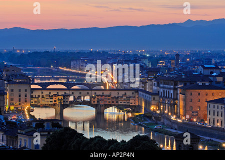 Ansicht von Florenz mit Fluss Arno und Ponte Vecchio, Florenz, Toskana, Italien Stockfoto