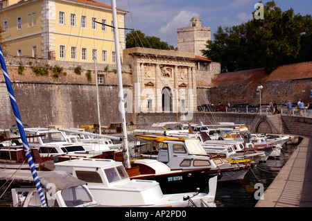 Zadar Kroatien das Land Gate Landtor Vrata und Boote im Hafen von Fosa Stockfoto