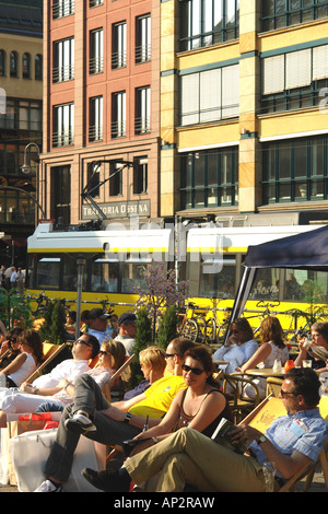 Menschen genießen die Sonne am Hackescher Markt, Berlin, Deutschland Stockfoto