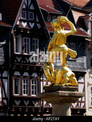 Statue des St. Georg am Brunnen auf dem Marktplatz in Eisenach, Thüringen, Deutschland Stockfoto