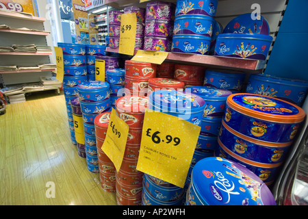 Dosen von Pralinen zum Verkauf in einem Supermarkt Stockfoto