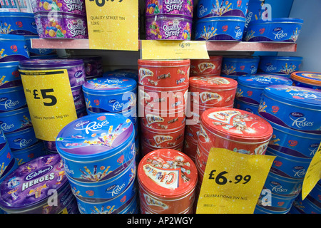 Dosen von Pralinen zum Verkauf in einem Supermarkt Stockfoto