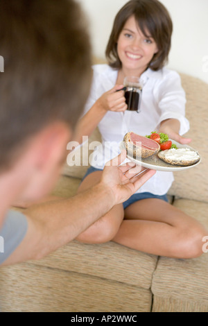 Man serviert Frühstück mit Frau Stockfoto