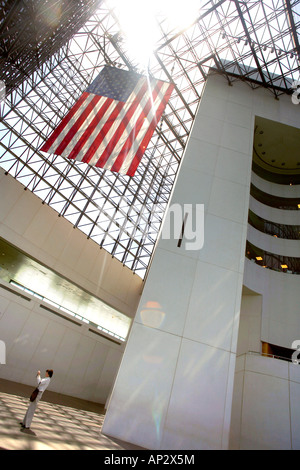 John F Kennedy Library mit Fahne, Stars And Stripes, Boston, Massachusetts, USA Stockfoto