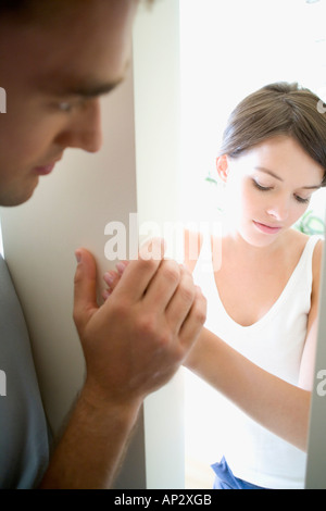 Frau, die Tür zu einem Mann Stockfoto