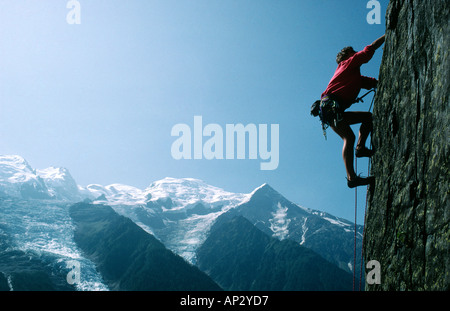 Bild CREDIT DOUG BLANE Edd Gdula Klettern bei Les Gaillands Massif du Mont Blanc Chamonix Frankreich Stockfoto
