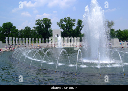 Blick auf die Säulen Pool und Brunnen in den zweiten Weltkrieg Memorial National Mall Washington DC USA Amerika Stockfoto