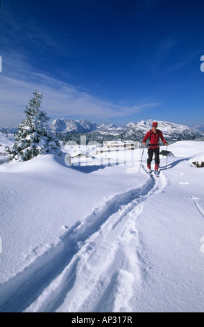 Backcountry Skifahrer vor tief verschneite Hütte Straubinger Haus mit Blick zum Wilden Kaiser Range und Unternberghorn, E Stockfoto