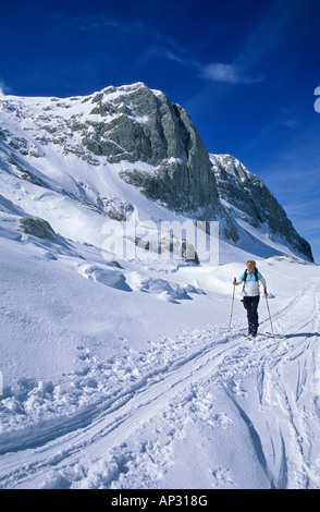 Junge Frau am Umgaeng aufsteigender Hoher Goell, Ansicht, Hohes Brett, Berchtesgaden Bereich, Berchtesgaden, Bayern, Oberbayern, G Stockfoto