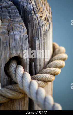 Post am Ende eines Piers mit Seil durchzogen Stockfoto