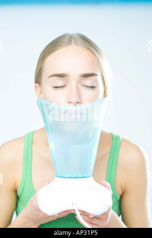 junge Frau mit Inhalator Stockfoto