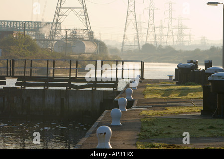 Neben der Fluss-Weber-industriellen Komplex Stockfoto