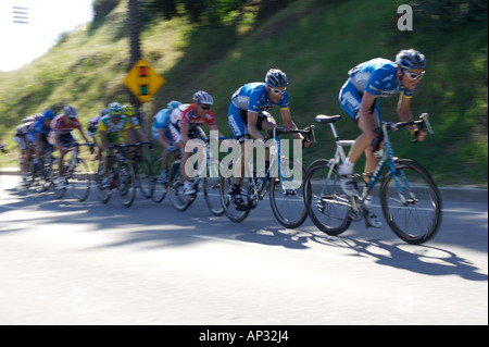 Amgen Tour-Radfahrer fahren in Richtung Ziel in Santa Barbara, Kalifornien. 24. Februar 2006 Stockfoto