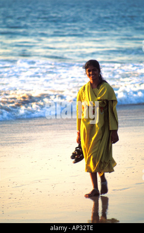 Junge Dame spazieren Baga Beach bei Sonnenuntergang, Goa, Süd-Indien Stockfoto