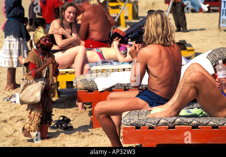 Jugend als Hanuman gekleidet, affengott/Tänzerin wird vom westlichen Touristen, Baga Beach, Goa, Südindien, videogeführt Stockfoto