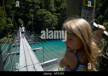 Mädchen auf der Hängebrücke, zu verfolgen, zu den Blue Pools, östlich von Haast Pass, Südalpen, Südinsel, Neuseeland Stockfoto