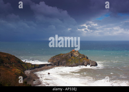 Kirche auf der Halbinsel, San Juán de Gaztelugatxe, Mar Cantábrico, Euskadi, País Vasco, Spanien Stockfoto