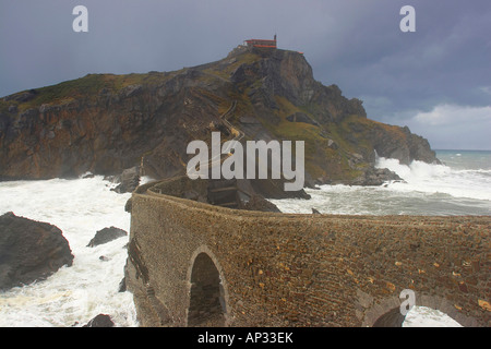 Steinerne Brücke führt zur Kirche auf der Halbinsel, San Juán de Gaztelugatxe, Mar Cantábrico, Euskadi, País Vasco, Spanien Stockfoto