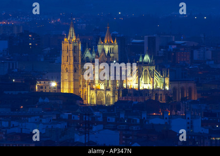Blick auf die Stadt mit Kathedrale, Kathedrale Santa María La Regla bei Sonnenuntergang, Leon, Kastilien-Leon, Spanien Stockfoto