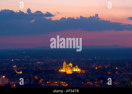 Blick auf die Stadt mit Kathedrale, Kathedrale Santa María La Regla bei Sonnenuntergang, Leon, Kastilien-Leon, Spanien Stockfoto
