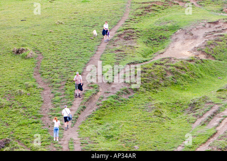 Wanderer auf einen sehr steilen Küstenweg führt weiter oben auf einer Klippe Stockfoto