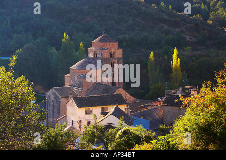 Frühen Sommermorgen in einem ehemaligen Benediktinerkloster mit Kirche, Santa María, Santa Cruz De La Seros, Huesca, Aragon, Spanien Stockfoto