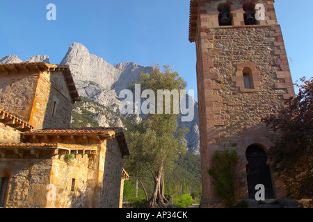 Mozarabian Kirche von Santa María de Lebena Desfiladero De La Hermida, Río Deva, Picos de Europa, Cordillera Cantábrica, Cantabr Stockfoto